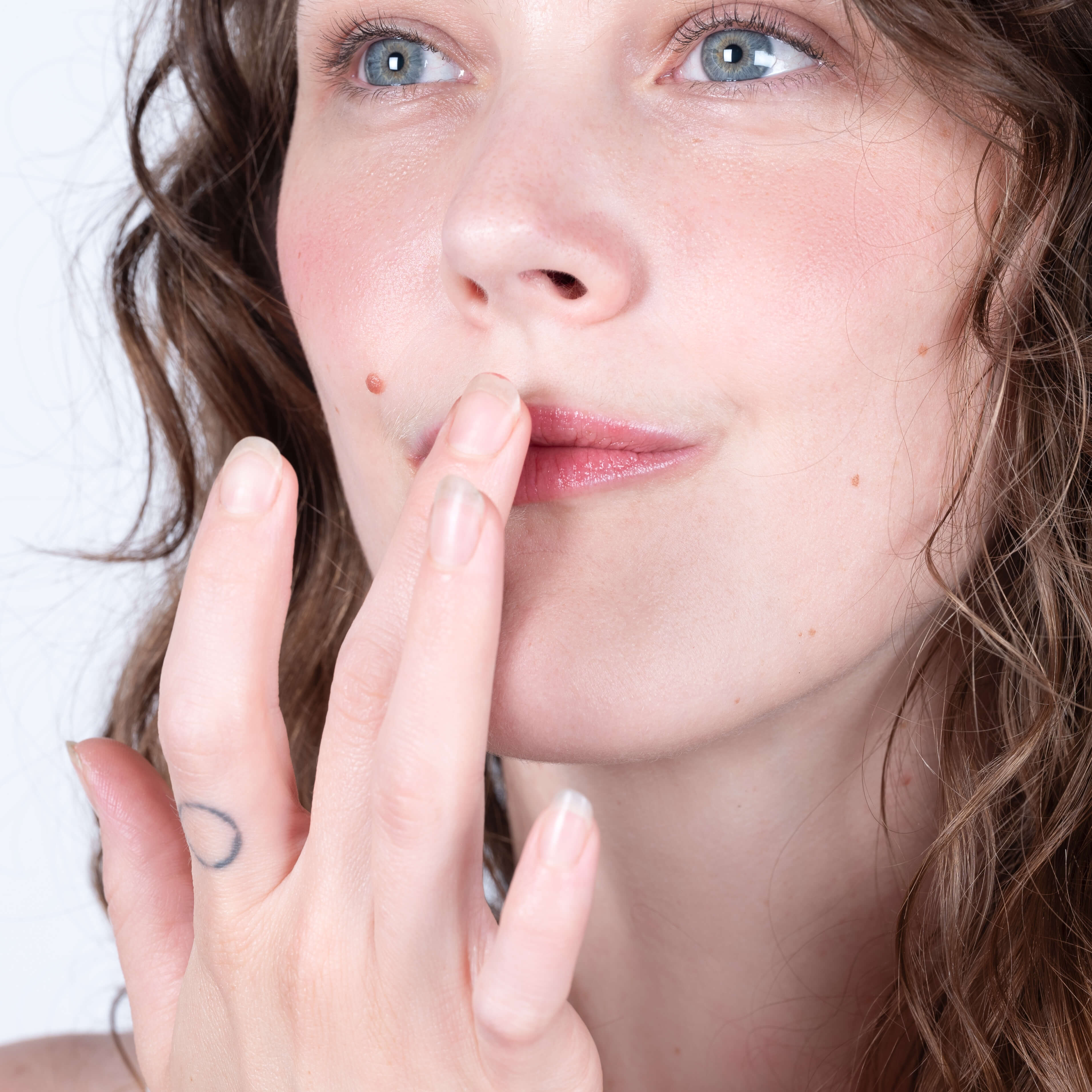 Steph applying an all natural zero-waste lip tint.